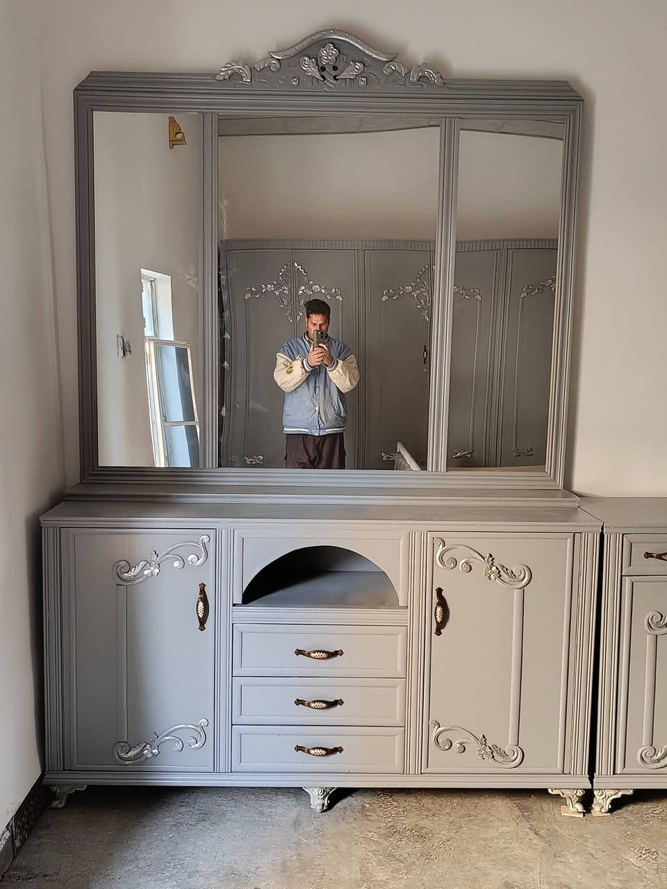 السلام عليكم تم تجهيز غرفه صاج لون رصاصي من معمل ونجارة صالح 
للاستفسار علا الخاص او الاتصال علا الارقام ***********
***********
