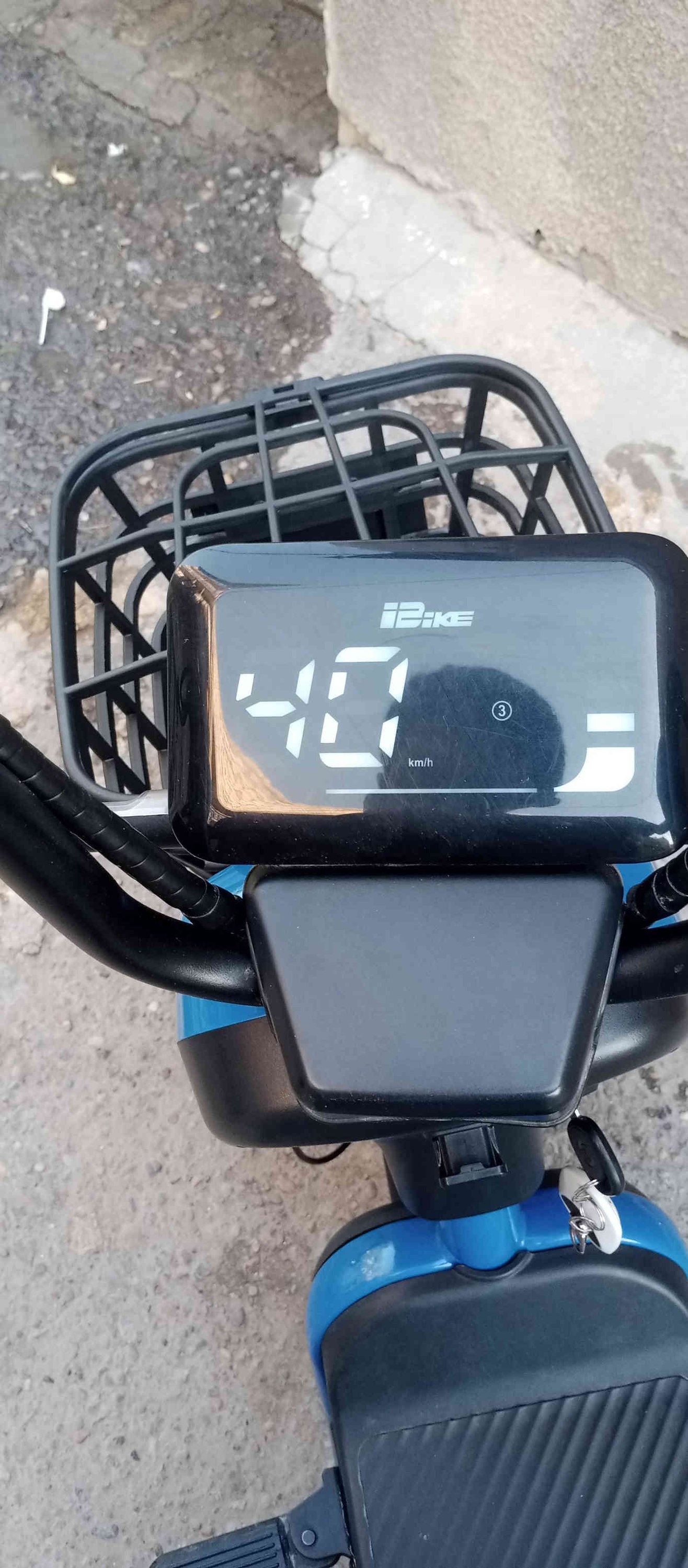 السلام عليكم للبيع دراجه شحن حجم 14 نضيفه كلش بطاريات جدد بعدهن ماتعبانات تايرات جدد الخلفي اليوم شديته كهربائية كلهن شغالات اشاير يمنه يسره لايت زنون عالي ناصي هورن شاشه تقره الاعطال وسرعه 40 و3نمر بصمه تفتح وتقفل وتشغيل عن بعد  مكاني بغداد جديده سعر 300 وبيها مجال ***********
