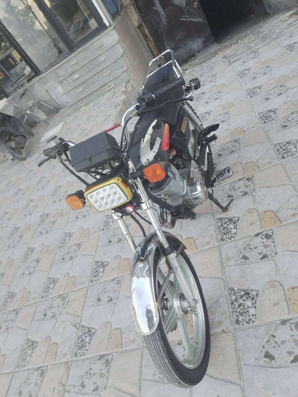 للبيع متور روبار ٥ غيارات. موديل ٢٠١٧ المكنه قويه وع لفحص معها وراقها مطلوب ٣٥٠. الف دينار دواليب طارات جداد. تعا فحصا وشوف تواصل ***********
