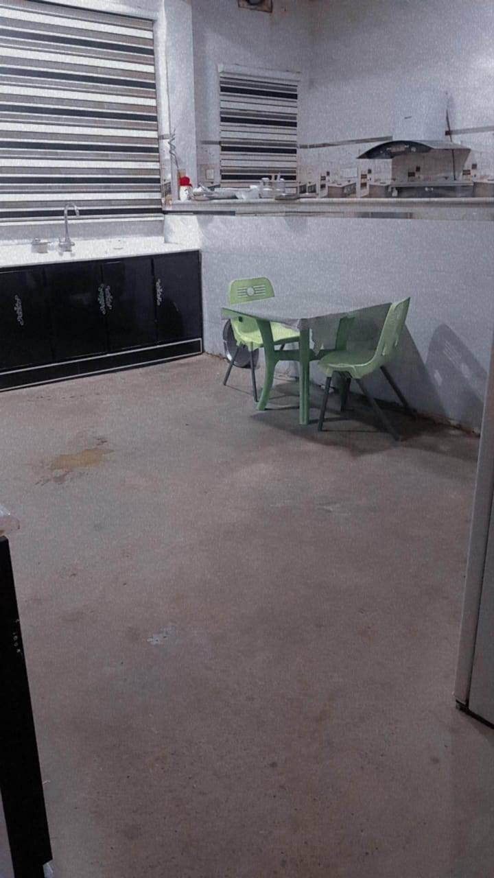 السلام عليكم للبيع بيت حي الكوام 
مساحه 475متر 
اراضي الكوام الطافيه 
3غرف نوم 
صاله كبيره واستقبال كبير مطبخ حار وبارد 
طرمه كبيره حيل أيضا الحديقه
ملاحظه 
1. لدينا عروض كثيره وبمختلف المساحات
 للاستفسار عن السعر والتفاصيل الاخرى مرسله الصفحه او اتصال على الرقم ***********
