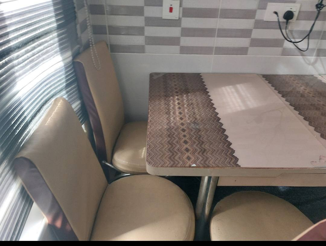 ميز طعام + 5 كراسي سعره 125 + باب تسكَام سعره 80 المكان مجمع الاميرات لاتصال *********** النجف, العراق
