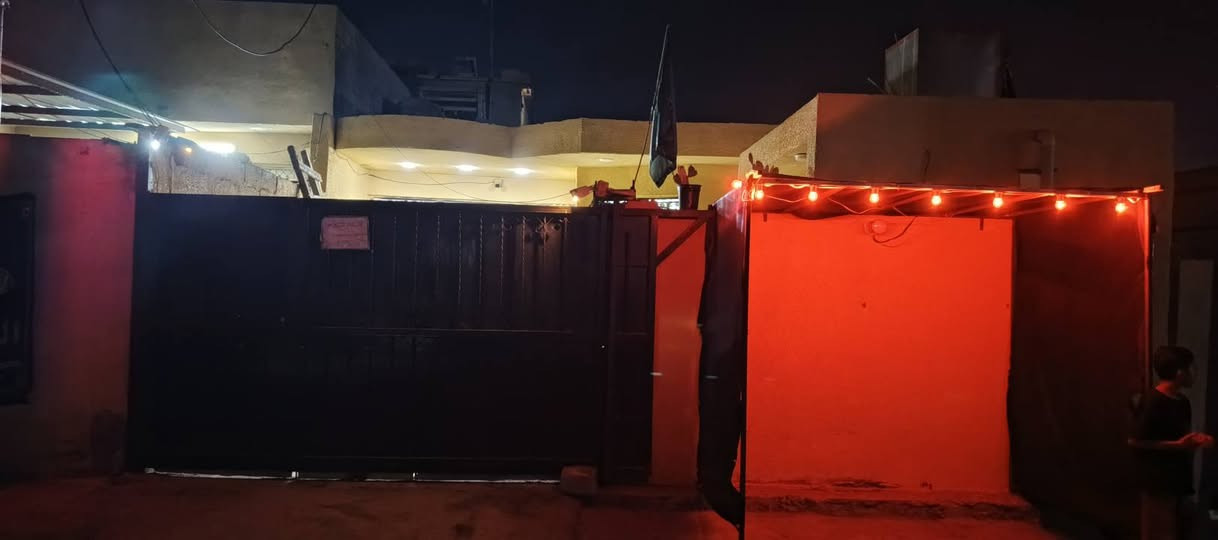 دار للبيع مساحته 300متر بي حمام خارجي حديث واستقبال بنيان حديث ومطبخ وصالة وغرفتين نوم وحمام داخلي وترك للاستفسار على هذا الرقم ***********65
