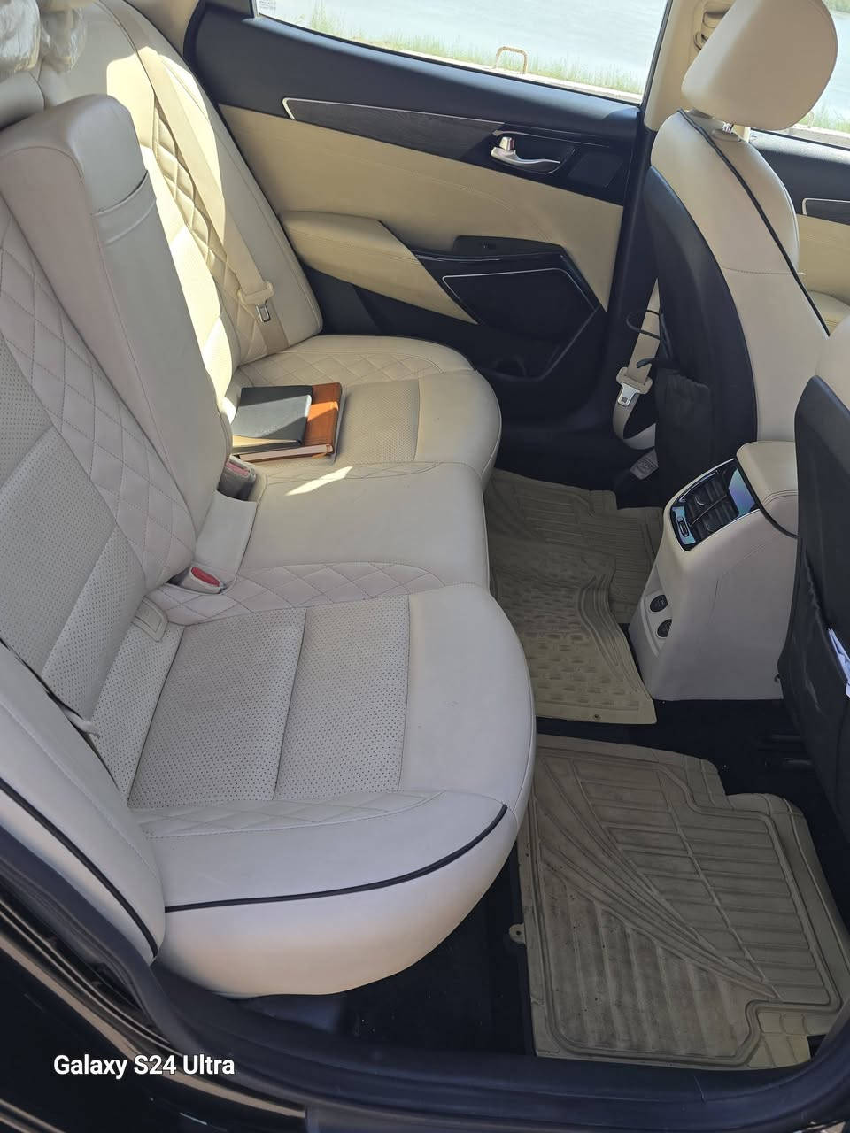 السلام عليكم
كيا كادنزا للبيع موديل 2021 خليجي وكاله مكفولة من الضربه والصبغ

ماشيه 70 الف كيلو

عدا طخه بالجاملغ صغيره ومعدل بارد

مواصفات ستندر
شاشه وكامره دواره مقاعد جلد حساسات
حساس إطارات
مرايه كهرباء
اناره لد كامل خلفي

سعرها 210 ورقه قابل لتفاوض

السنوية بأسمي اني صاحبها الشرعي

مكاني السيدية

***********

***********
