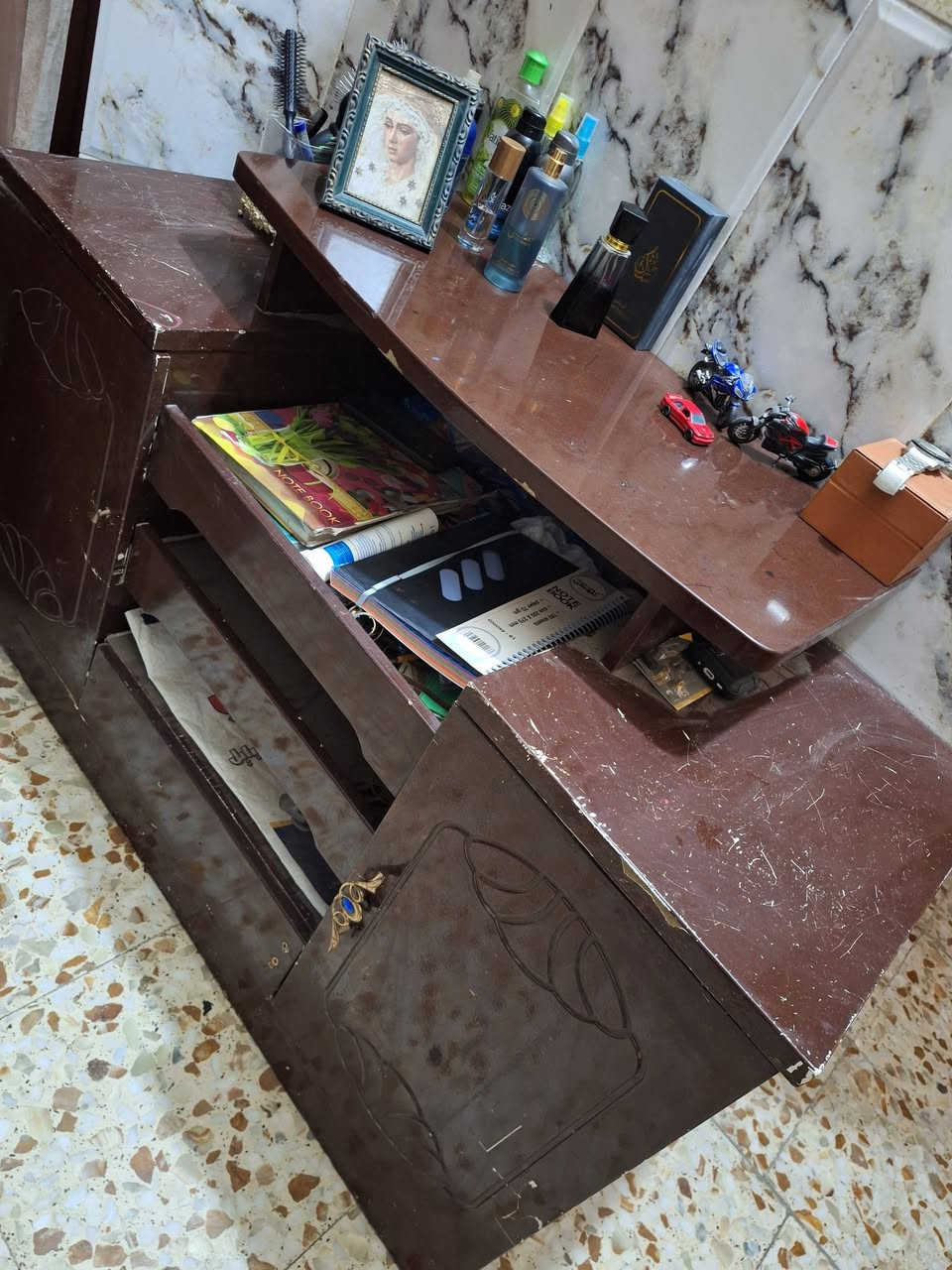 للبيع غراض بيت بسعر مناسب
الدوره شارع الصحه وتساب ***********
ماكو توصيل
جربايه نفرين   50000
كنتور تعلاكه وزينه. 75000
ميز طعام  مع كراسي 20000
