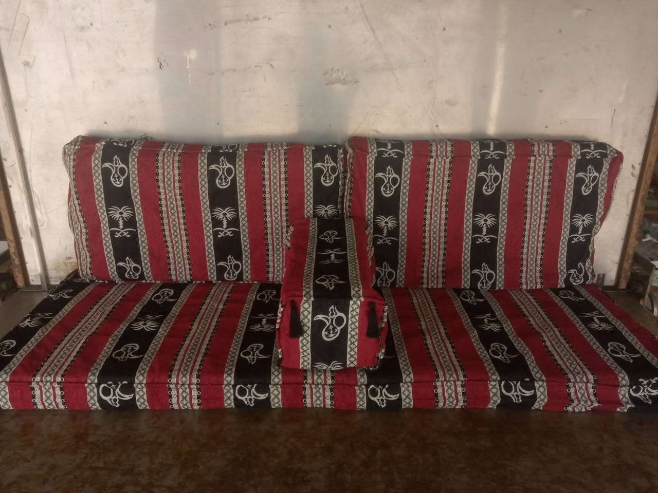 متوفر لدى معمل اسفنج القاسم 
🔴 جلسات عربية فخمة 🔴
تريد تضيف لمسة تراث وأصالة لبيتك؟
جلساتنا العربية تجيبلك الفخامة والراحة بنفس الوقت ✨
✔️ إسفنج درجة أولى وثقيل
✔️ قماش تراثي فاخر وثابت لون
✔️ خياطة مرتبة وشغل نظيف
✔️ متوفر عدة ألوان ونقشات حلوة
✔️ نكدر نوفرلك الجلسة بالاسفنج وبدون اسفنج حسب الرغبة 
مناسبة للديوانية، السطح، الحديقة، والمجالس 👌
  الشغل مضمون 👌🏻💥
📍 العنوان: ديالى – بعقوبة – تقاطع السادة – قرب مركز شرطة السادة 
🚚 متوفر توصيل جميع المحافظات 🚚
📞 للحجز والاستفسار راسلنا خاص أو اتصل على الرقم 
***********
