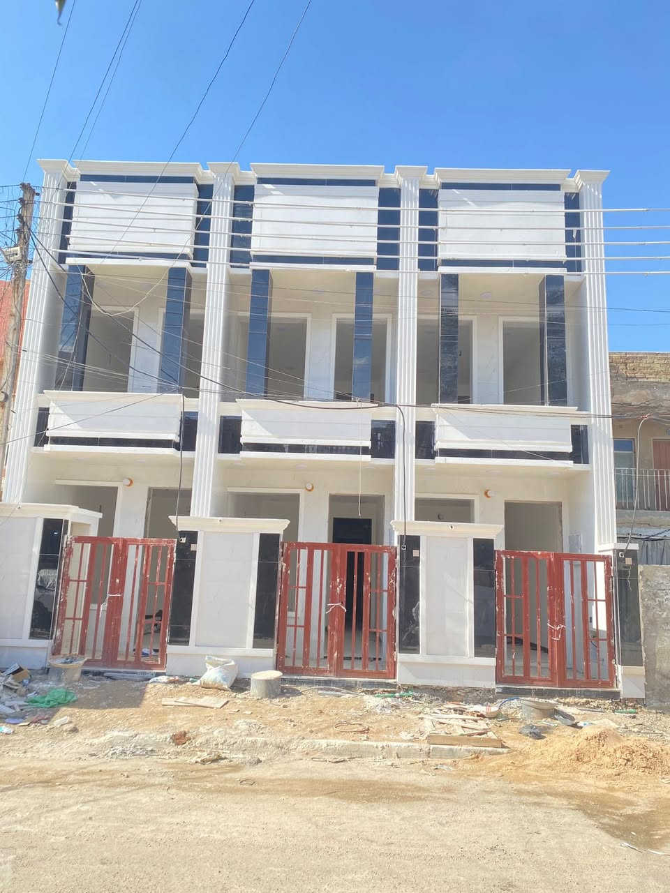 سلام عليكم مشتملات للبيع في الشعب قرب سوق اربع تلاف مساحه 65واجهه 3.25نزال 20تفاصيل البيت كراج صغير استقبال حوالي خدمات 3غرف نوم بناء البيت 2026 للاستفسار اكثر مكتب الشعب للعقاري باداره ابو جواهر  رقم الهاتف:***********
