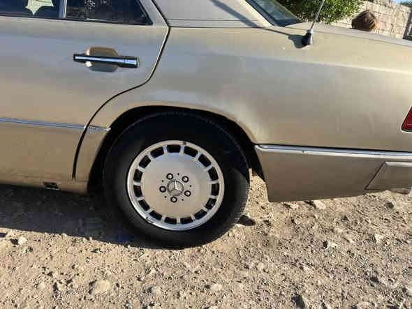 السلام عليكم اخوان 
سياره مارسدس. دب 
موديل 1991
باب قصير 
سنويه جديده لي حد 2029
حداديه صدر جديده 
كشنات كهربائيه  شغاله 
محرك بطه ففتي تي  2500
تدفئه تبريد  شغاله 
تخم تاير  
كشرتها نظيفه 
السعر 62 وبيها مجال 
الرقم 
***********
