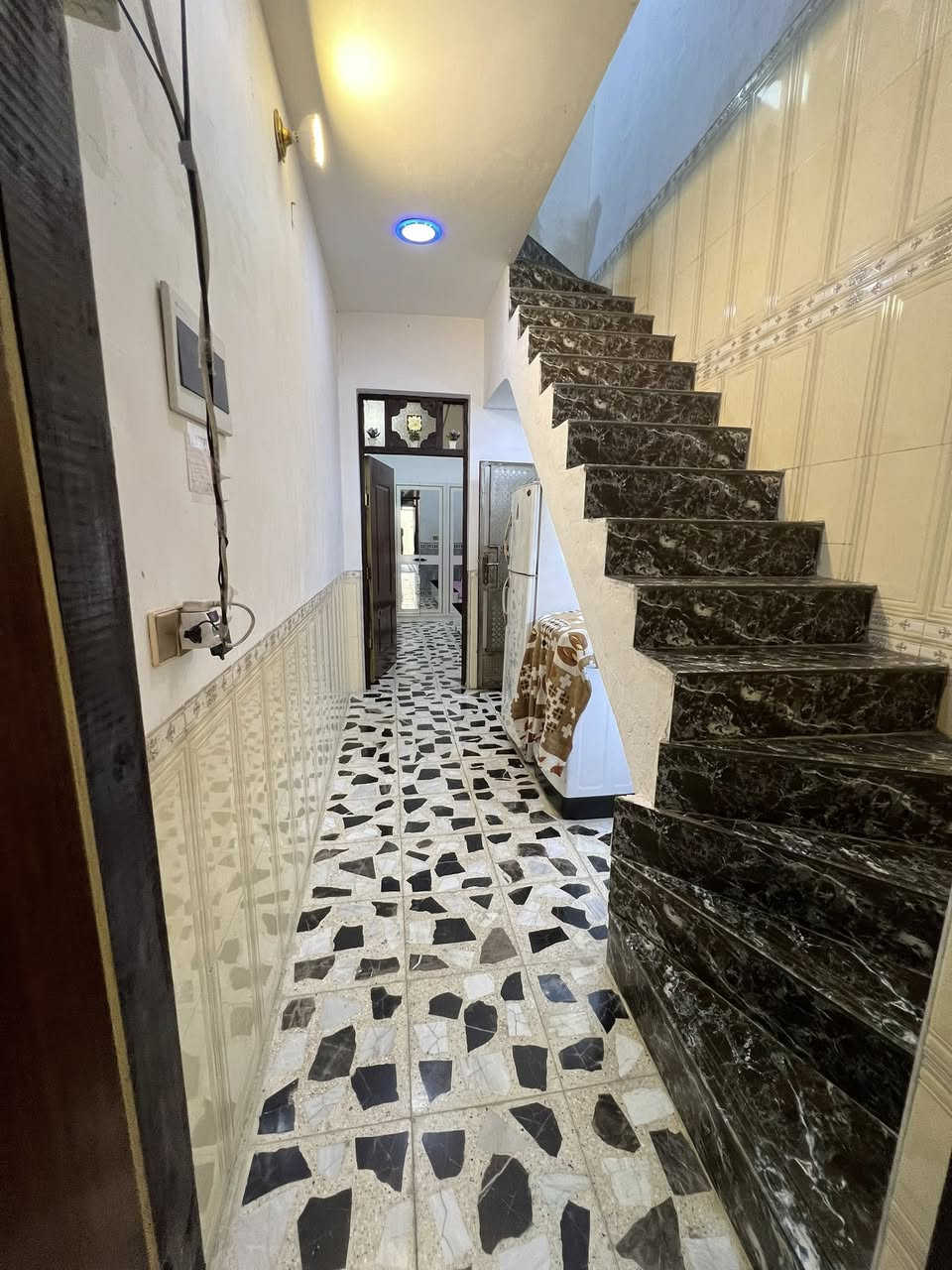 سلام عليكم 
بيت  للبيع ٦٥ متر  حي راسة شارع ٢٠ شارع الي ورة شارع سادة فرع مقابيل مدرسة الأهلية الجديدة سما بلادي 
ثاني فرع عن شارع عشرين قريب عله شارع بدايت فرع مو بنهاية (قرار ٢٥ ) زراعي متوفر خدمات vip مقرنص بلباب تبليط مجاري كهرباء انترنيت ضوئي 
طابق واحد فوك صير بعد غرفتين دبل واحد ويكمل مصعد ستاير عاليةً 
استقبال- غرفة نوم - وخدمات بقية 
سعر مال مستعجل سبب ضرف بلاااش منطقة سعرها أغلى 
٦٢ مليون منطقة غالية اسال وجيك 
شراي ***********
