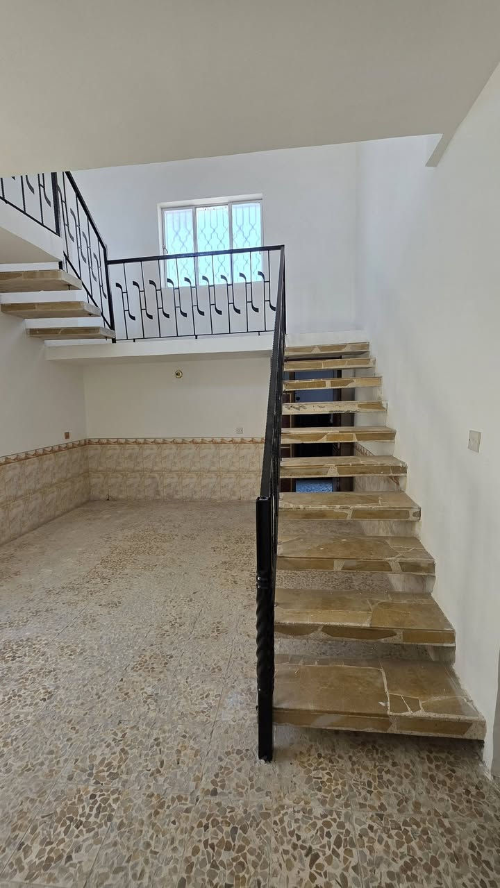 دار للبيـــــــــــــع....
السعـــــــر جداً مناســــــــب 
حي الرحمن زويــــــــر الغربي.... 
طابــــــــو زراعي سنـــــــــد // 25.... 
بمســـــــــاحه 220م طابقيــــــــن والبناء نظيف جداً وغير مسگون 
ــــــــــــــــــــــــــــــــــــ
تبليـــــــط مــــــــاء كــــــــهرباء مجــــــــاري 
غرفتيــــــــــن نوم صالــــــه هـــــــول مطبـــــــــــخ صحيات خارجية وداخليه كــــــــــراج حديقــــــــــه ومـــــــــــــناور 
ــــــــــــــــــــــــــــــــــــــــــــــــ
عقارات رامســــــــــر 
***********
***********
