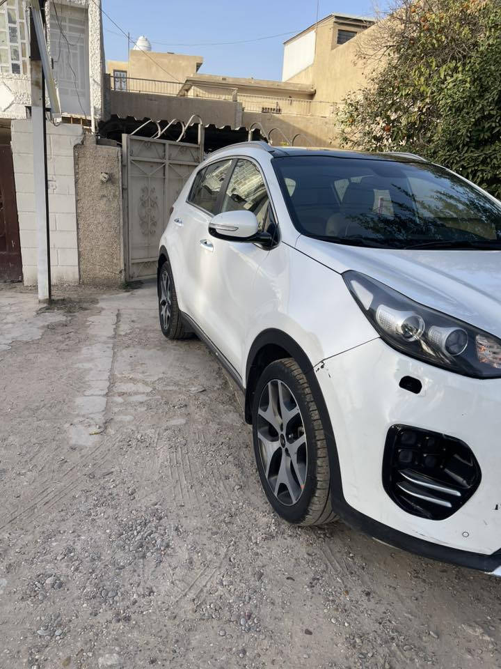 السلام عليكم اسبورتج جيتي لاين اعلى فئه مواصفات معروفه رقم بغداد تحويل ثاني يوم السياره مكفوله كير محرك صبغ عدى هاي الطخات الي بيه السعر 180 ويبه مجال لشراي والسياره واضحه بلصور كلشي مبين بيها  مكاني بغداد حي القادسيه ماشيه 100 ألف  ***********
