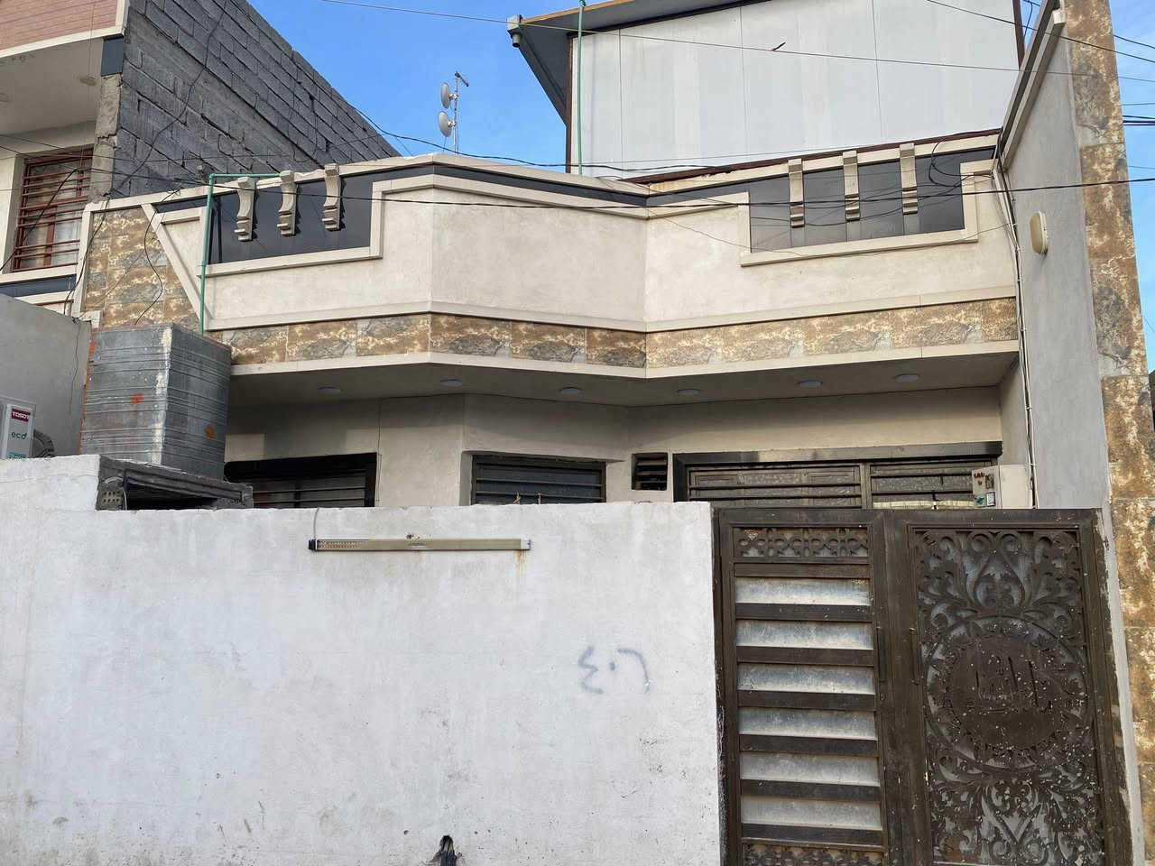 السلام عليكم بيت بلدوانم المساحه ١٠٠
الواجهه ١٠ طابقين مطبخ وحولي استقبال
 ٢غرف  مع مخزن 
سعر مناسب ٦٥ وبي مجال رقم الهاتف ***********
