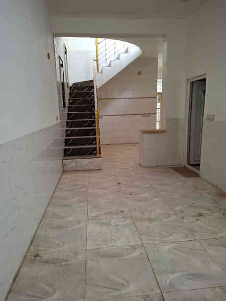 للأيجار مساحة 100 متر البطابق الارضي يحتوي على غرفه وصاله ومطبخ واستقبال ومجموعة صحيات داخليه وخارجيه
اما الطابق الثاني غرفه ومجموعة صحيات
البيت جديد. بيه خزان ماء. وخط مولد وماطور وگيزر 
سعر الأيجار 300 الف مقدمة شهرينابو طيف
العنوان حي النداء. شارع المجمعات منطقة ال50 الف مقابل ماكولات اجواد ابو ساره  للأستفسار أكثر ***********
