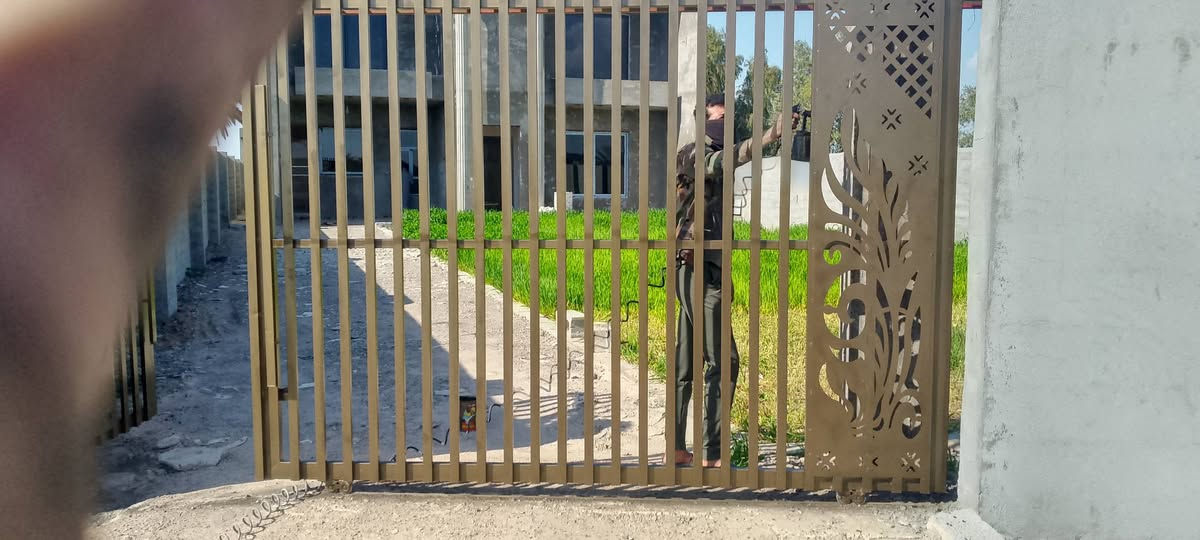 السلام عليكم يوجد كادر تنضيف شبابيك وصبغ شبابيك بسعر مناسب
وهذا شغلي كدامكم 
هذا رقمي للتواصل ‏‪***********‬‏
@إشارة
