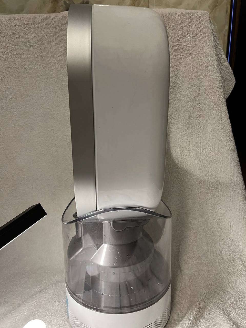 هذا المنتج هو مرطب هواء ومروحة من دايسون، تحديداً طراز Dyson
•Hygienic Mist (AM10)

• الوظيفة: جهاز 2 في 1 يعمل كمرطب للهواء ومروحة لتبريد

الغرفة.

• التقنية: يستخدم تقنية MAir Multiplier™ لتوزيع الهواء المرطب بشكل متساوٍ في جميع أنحاء الغرفة. (

• المميزات: صُمم لترطيب الهواء بشكل صحي، مما يساعد في خلق بيئة أكثر راحة.

جديد خليت بي مي للفحص امانه الله قطعة جديدة 

رايده بـ100 ألف 

واتساب***********
