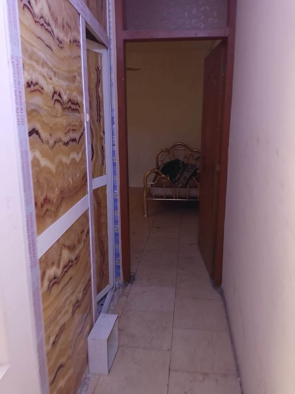 ***********  بغداد سبع ابكار محله 340 
بيت ( طابو سكني ) للبيع بناء حديث مساحة 94 متر واجهة 4متر   كراج   و الارضي يحتوي ع صالة ومطبخ وغرفة نوم وخدمات. طابق ثاني 3غرف نوم. وحمام غربي  طابق ثالث  بيتونة وغرفة سندويج وسطح  طبعن كاونترات وسبلت من ضمن البيع. خدمات فووول تبليط احلى محلة عرض الشارع 8م وبي رصيف  ( بسبع ابكار المربع الذهبي )
*********** بغداد, العراق
