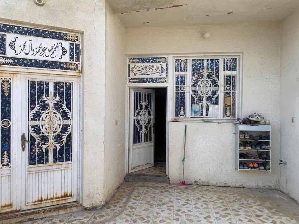 دار للبيع المساحه 200 م عدد الغرف 4 مع صالات 2 و صحيات عدد 3 طابقين العنوان مغربه الملحق
 رقم القطعه 12/12451 

الاتصال ***********

مطلوب  المبادره
