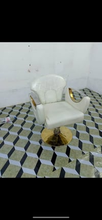 كراسي حلاقه للبيع سعر الكرسي (٩٠) الاستفسار 07723764101