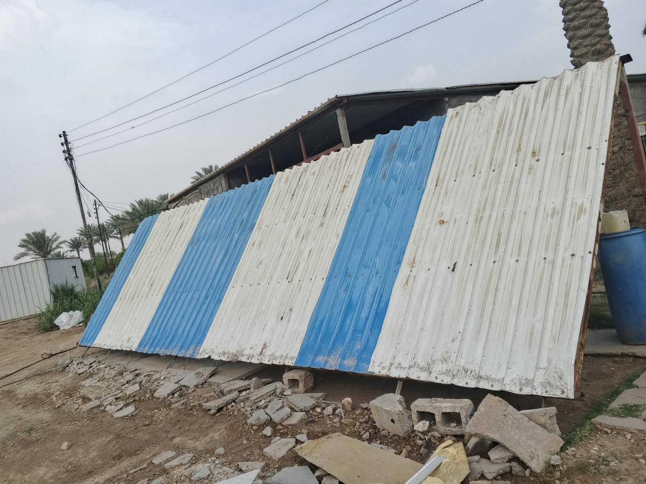 قمريه للبيع طول 10 امتار والعرض 3 امتار حديد 2 ملم دنك وياهه عدد 4 قوي سعر 400 
رقم ***********
