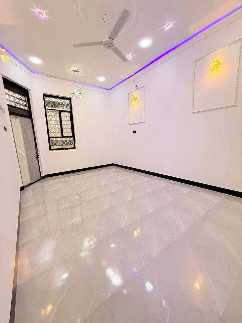 السلام عليكم متابعينه الكرام يوجد بيت لبيع 
المساحة ٢١٠ م
الجنس العقاري طابو زراعي 
السعر ١٢٠ مليون 
يتكون البيت من غرفتين /صاله/مطبخ /دوانيه/صحيات /طارمه
الموقع البصرة كوت ثويني قريب علئ جامع التقوه
لتواصل و الاستفسار الاتصال 
*********** 
مكتب عقارات 
سيد رضا المكصوصي
