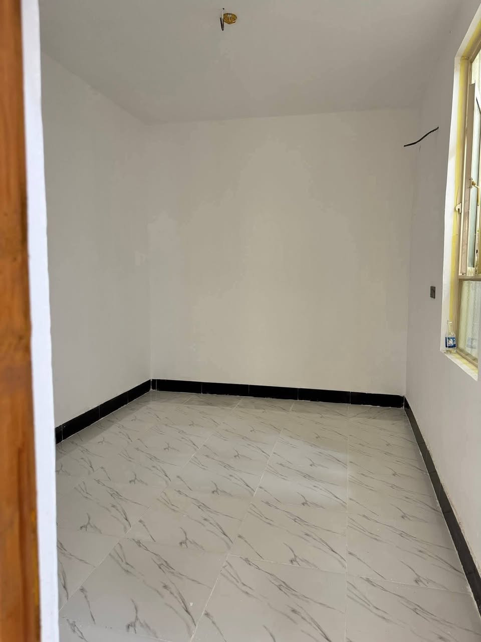 100 متر مربع  للبيع طابو زراعي سند 25 قرار محكمه
قريب من الشارع العام مسافة 150 متر  بالخط الاول 
بسعر 45
غرفتبن وصاله وستقبال ومطبخ وحمامات داخل وخار ج 

 عنوان البيت شارع المطار الصب مقابل ملحق قرية الغدير للاستفسار اتصل على ***********أو مراسله واتساب
