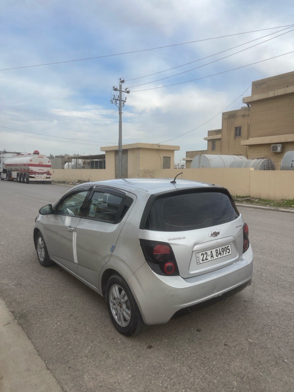 سيارة شيفروليه سونيك لون فضي موديل Hatchback، سيارة نظيفة ومستخدمة بشكل قليل. مثالية للاستخدام اليومي وتقديم الأداء الاقتصادي. الأجزاء الداخلية محمية بالبلاستيك لاستعمالها الجديد بشكل أكبر. سعر منافس وقابل للنقاش.