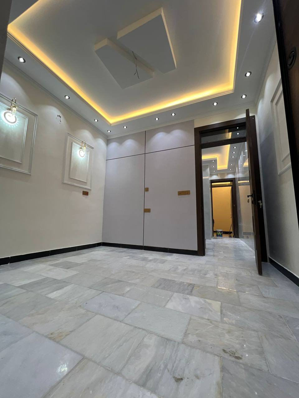 منزل متاح الموقع البنوك التربيه محله ٣١٥ 
الواجهة 4.               النزال 12.5

المساحة 50 متر 
المحتويات 
ط ارضي //استقبال ظيوف + مطبخ طعام *2حار وبارد+ غرفة نوم ماستر + منور 
ط1///2غرف نوم ماستر + حولي + بالكونة+ بيتونة + سطح *2

طراز البناء 
واجهة ارضية سقف درج  مرمر  
سيراميك لوح 
رفت عالي 40 سنتم 
ابواب تركي وقاصه + شبابيك المنيوم 
ديكورات جبس بورد + بروفايل كل المنزل
سحبات بالسقف 
نفط اسود تشميع سمنت داخل وخارج
مع الجيران + لايلون زراعي عازل رطوبه
دوة ارضة +سبورت لايت + انارة مخفية + بنلات ديكور + سمنت مقاوم + رمل و شيش تسليح ممتاز الاستفسار 

اكثر لاتصال او مراجعه شركه الأقمار 
.. 
***********
ظافر
