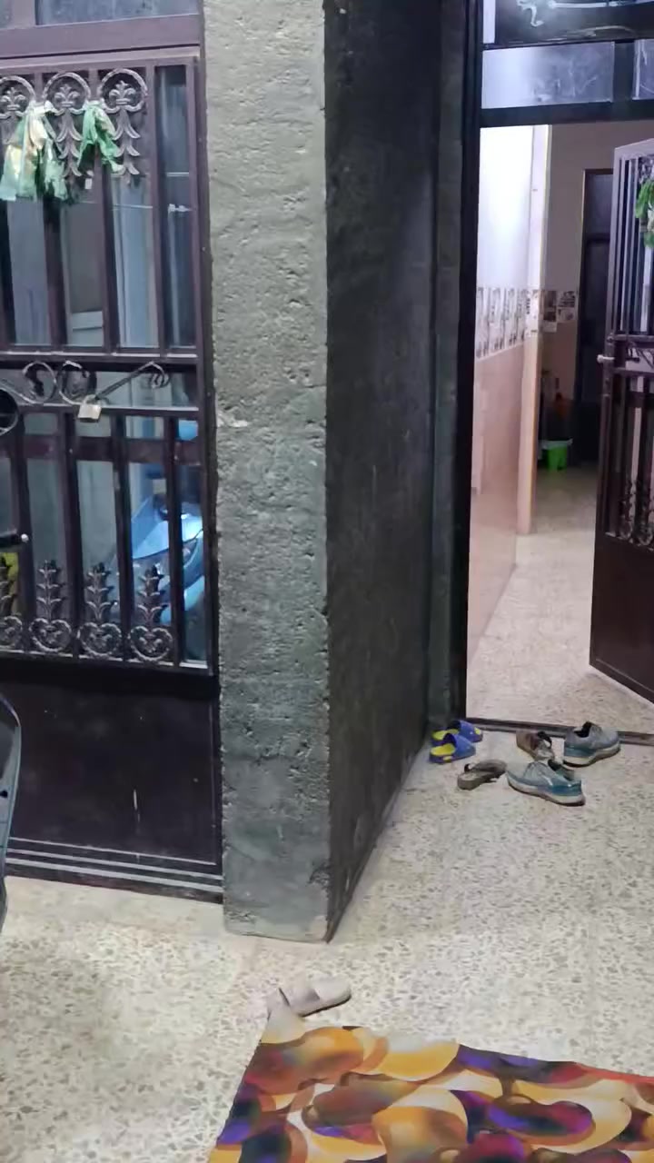 بيت للبيع مساحة ١٠٠ متر 
الواجهة ٥ والنزال ٢٠ يحتوي على طرمه ٣ مترات واستقبال ٤×٥ 
مطبخ+صاله  ٥×٤ مع منور يصلح مطبخ حار مع خدمات داخليه وخارجه مع غرفة ٥×٥ مع منور ١×٥ مع الغرفه. طابق واحد نقص شتايكر وستاير   منطقة كامله نقصها بس تبليط مي جديد مجاري جديده 
العنوان الزعفرانية دور الشرطة شارع مول احمد السعيدي الفرع السادس   السعر ٧٥  وبي مجال   ***********
