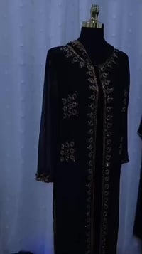 بشت شيفون • تطريز ذهبي • إطلالة خليجية