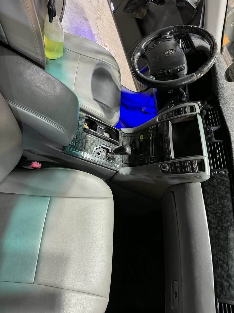 السلام عليكم كراون شاهين للبيع السياره مكفوله كفاله عامه ٢٠٠٤ رقم بغداد دولي الجديد بسمي مكان السياره بغداد للاتصال ***********
