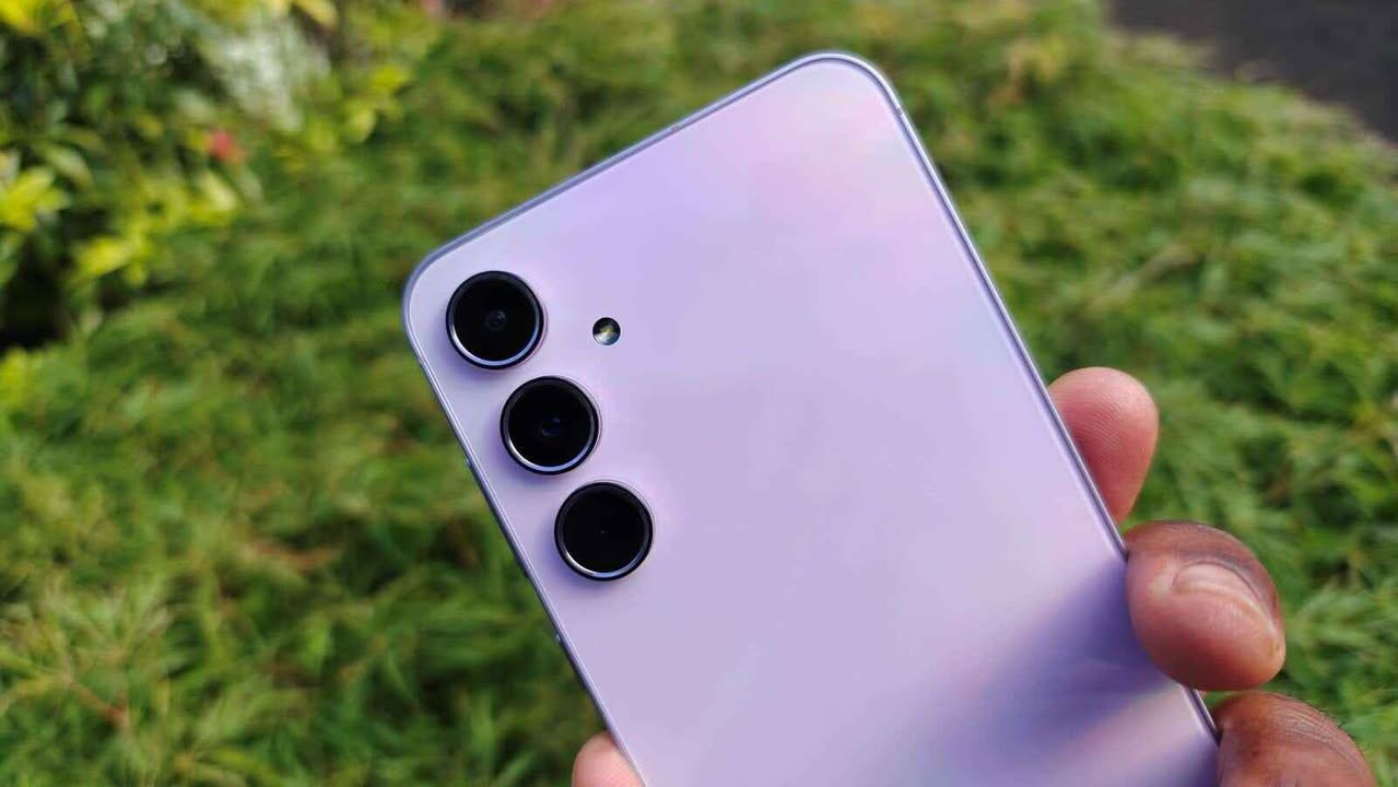 السلام عليكم
 كلكسي A55 ذاكرة 256 عشوائية 16 
غني عن التعريف كامرات 50 ميكا بكسل 
بطارية 5000 ملي امبير يدعم الشحن السريع 
شاشة 120 فريم 
يشغل بوبجي 90 فريم فول سلاسة 

السعر خاص 
العنوان : النجف الأشرف 
واتساب فقط *********** النجف, العراق
