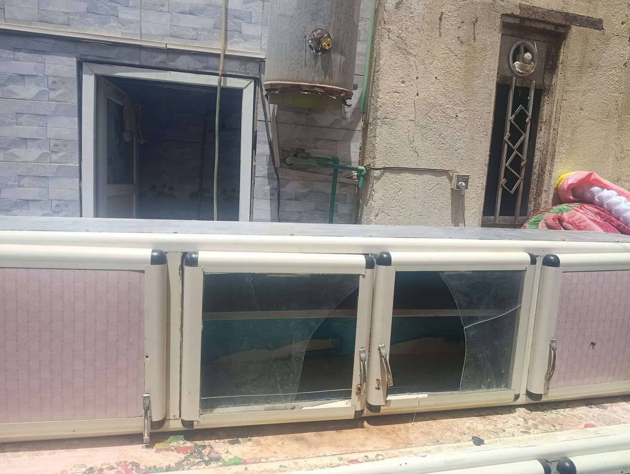 السلام عليكم غراض للبيع كاونتر وثلاجه وبوفيه وميز مال بلازمه بس مامصوره وعلي شلت ابيت زغير ومايكفي الاتصال ***********
