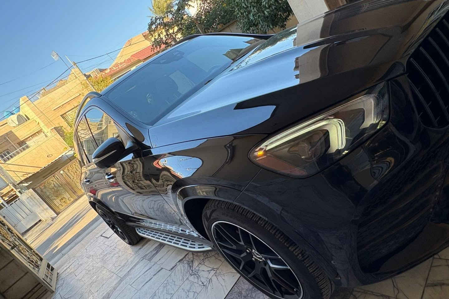 مرسيدس GLE350 2022 
سيارة جديدة جدا ماشية 26 الف
مواصفات فول 
تدفئة تبريد كشنات 
نظام صوت بورمستر 
٥ كاميرات
قيادة ذاتية 
نظام اصطفاف ذاتي auto parking
نقطة عمياء 
نظام تحذير خروج من المسار 
الداخل جلد اسود 
خشب اسود مات
بنوراما 
وبعد هواية مواصفات متنذكر
عليها تغليف ppf كامل
محرك كير واير بشرط مامفتوح 
سيارة حيل نظيفة كلشي عل بلاد جديد 
سنوية هزة كلشي جديد مدفوع لـ
باسمي السنوية بشرط تحويل وغرامـة
سيارة مابيـها دينار مصرف كامل من كل نواحي

ضرر السيارة طخة بسيطة بالدعامية الامامية ومصلحة نفسها

رقم صاحب سيارة ***********
