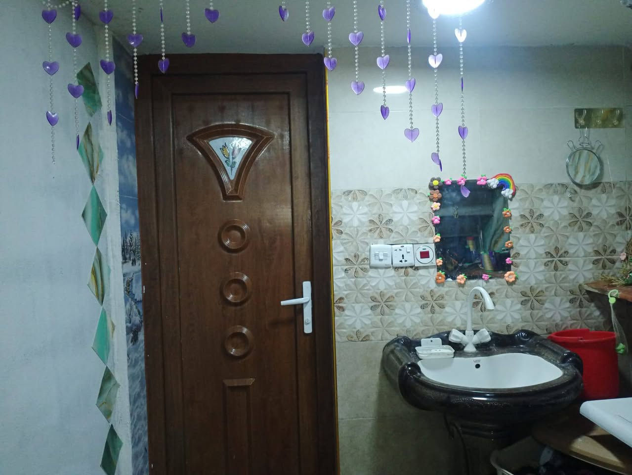 منزل لبيع بهرز الدواسر شارع الدفاعي مساحة 180يتكون من استقبال 7متر مطبخ 4/4 صاله 3/4غرفه نوم 5/4
طرمه صحيات داخليه وخارجيه وحديقه 
جميع الخدمات تبليط مجاري 
السعر 68وبيه مجال للاستفسار الاتصال على هذا الرقم ‏‪***********‬‏
