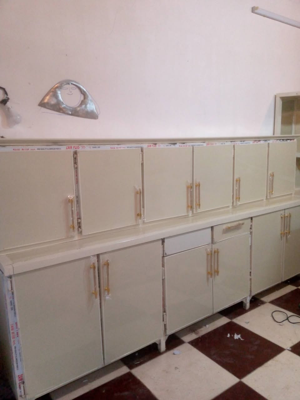 كاونتر اربع مترت حيل نضيف ويه سنك متر ونص مرمر اربع قطع سعره ٤٠٠وبيه مجال للتصال***********
