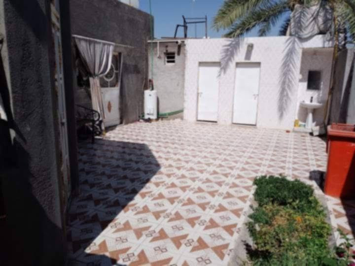 دار للبيع يتكون من غرفتين وصاله واستقبال ومطبخ ومنور جانبي وخلفي المساحه ٢٢٤ م البناء طابوق ورباط للبيت والسياج الارضيه محدوله وكل داخل البيت متعوب عليه من كل شي وصحيات خارجيه داخليه خارجيه بصوب حاوي العباس طريق الشط بستان حمود ال ثامر بالفرع قريب على الشط *********** اتصال أو على الخاص او واتساب
