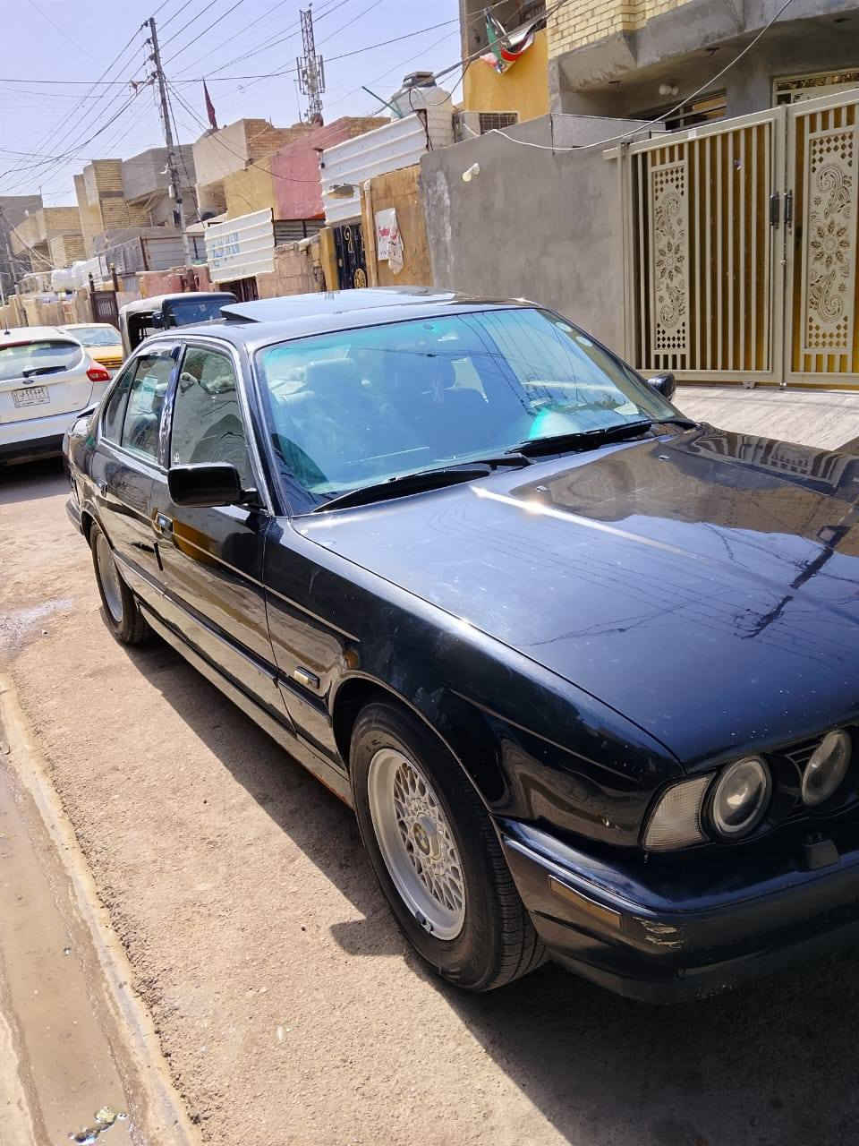 سلام عليكم بي ام  دبليو ٩٢
مكينه  525 اصل  ٦ سلندر عدل بدون دوانز نهائيا
ستيرن كهرباء( ستيرنهة خفيف كلش) وبريك كهرباء 
فتحه بل قماره شغاله
 اربع جامات كهربائيه شغاله سنتر لوك شغال لكاعيه مخمل 
صدرهة جديد امامي خلفي  تخم تاير جديد
ترايهة كلش حلو ناعمه سياره عوازلهة كلهة بلادي 
 تبريدهة شغال  خلفي وامامي
رقم اربيل بسمي تحويل مباشر
هزه جديده وسنويه ل2030 
مصبوغ جماليه بدون ضربه سونارهة موجود 
سعر سياره ٦٧ ورقه
مو شراي ارفع المنشور بصلا علئ محمد
مكان سياره بغداد حي النصر 
***********
