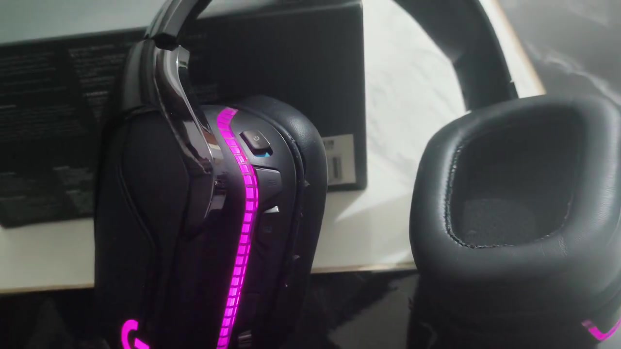 للبيع سماعة لوجيتك اللاسلكية Logitech G933s 7.1 (بحالة جيدة) حجمها حلو سعر 150 الف
السلام عليكم شباب، للبيع سماعة الكيمنك الاحترافية Logitech G933s. السماعة لاسلكية وتشتغل على (البيسي، البلايستيشن، والاكس بوكس).
النظافة: السماعة نظيفة مثل ما موضح بالصور، استخدام بسيط بس دكمة التشغيل تشكل شوية بس ماكو مشاكل بالصوت.
الملحقات: كاملة مع كارتونها، والقطعة اللاسلكية.
البطارية: بحالة ممتازة وتطول وياك بالشحن.
المميزات: صوت محيطي 7.1 عالي الدقة، مايك مدمج واضح جداً يدعم خاصية الكتم عند الرفع (Flip-to-mute)، وإضاءة RGB تكدر تتحكم بيها من برنامج لوجيتك.
السعر: 150 ألف دينار عراقي (وبيها مجال).
(متوفر توصيل).
للتواصل والاستفسار يرجى مراسلة الخاص أو على الواتساب: ***********
