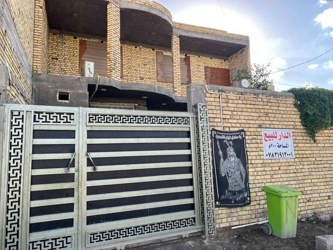 الدار للبيع
• مساحة الدار 200متر مربع  بناء جديد طابقين .
• يتكــــــــــ البيت من ـــــــــــــــــون.
• استقبال وصالة وغرفتان نوم ومطبخ وصحيات للداخل واخرى خارجية للضيوف.
• الطابق الاعلى غرفتان نوم وصاله وصحيات 
• البناء حديث طابوق وكونكريت .
• منطقة جديدة حيث يقع البيت على ساحة وشارع عرضه 15متر
•مع العلم البيت مطلوب اسكان45 مليون يحول الاسكان للمشتري 
• العنوان / ناصرية شارع سديناوية الكناهره
للاستفسار الاتصال ***********
