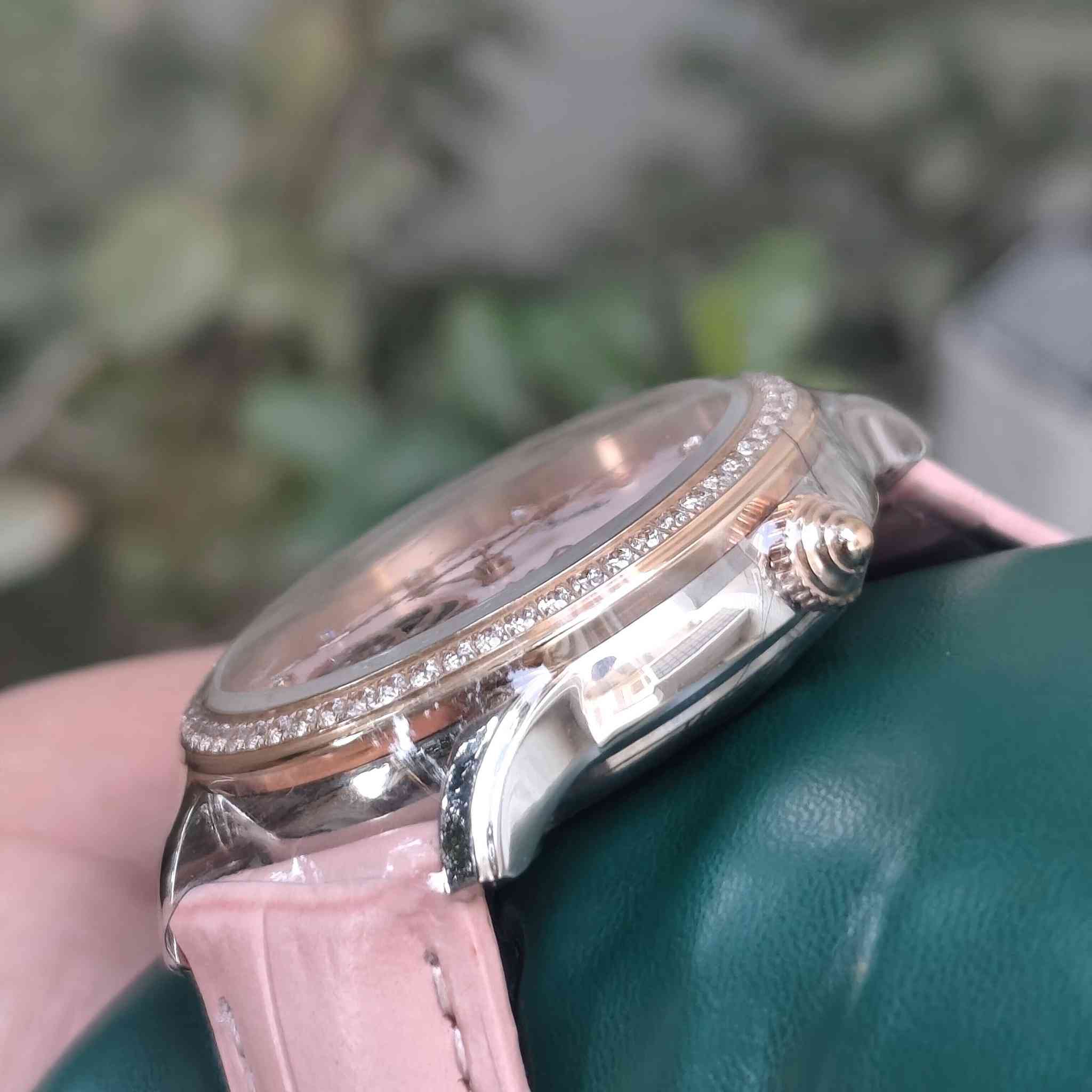 ساعة يد نسائية ماركة Deesio اصلية
(الصور خاصة بالساعة نفسها)
ساعة جميلة جداً ونازكة 
ماكنة اوتوماتيك كشف 
سافاير مقاومة للخدش
مقاومة للماء
جديدة لوك مع كامل ملحقاتها 
متوفر توصيل لكل العراق 🇮🇶


**إذا كنت صاحب هذا الإعلان وتريد حذفه لأي سبب، رجاءا أرسل رسالة إلى الدعم الفني**