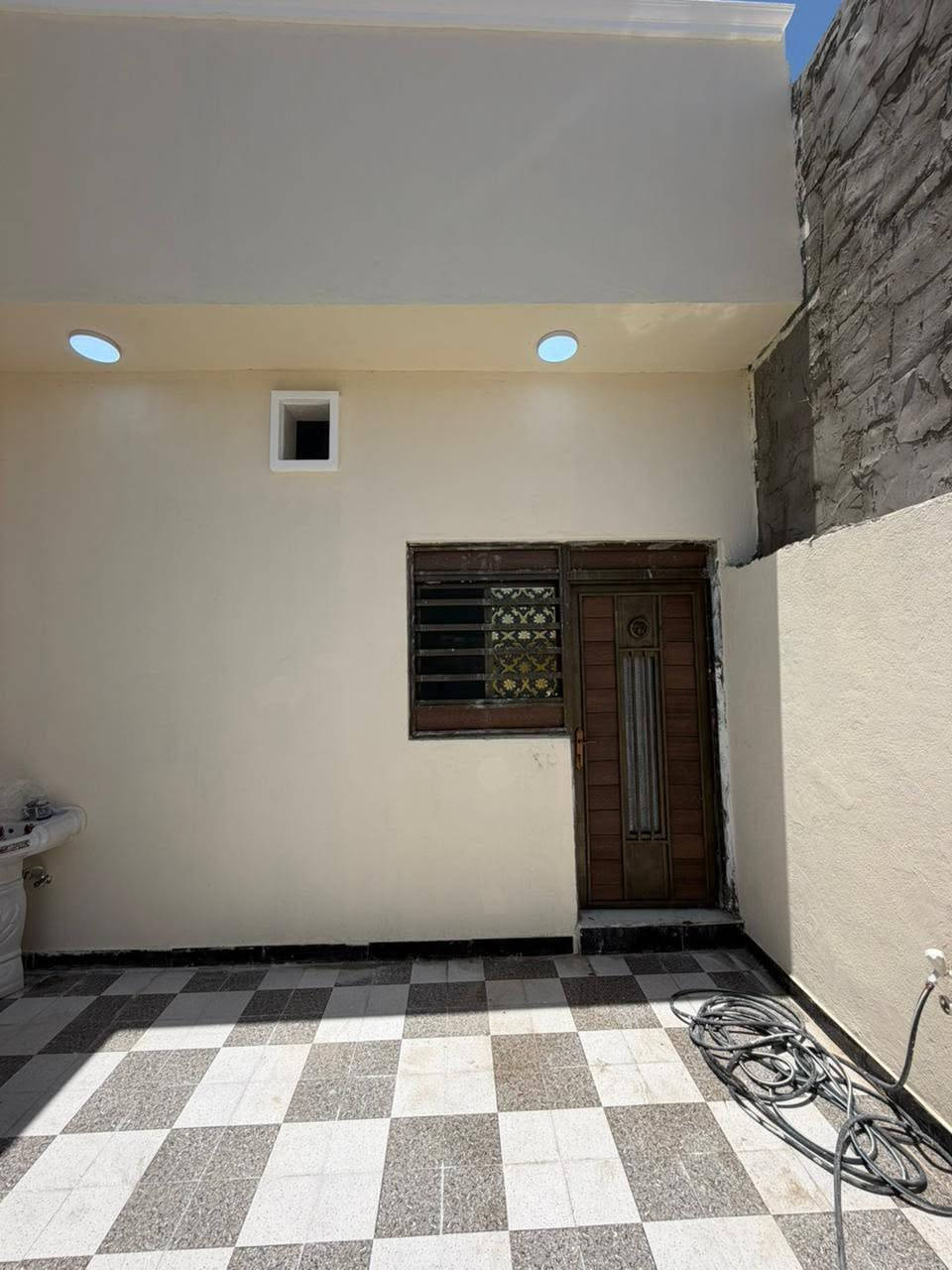 دار سكن للبيع
يحتوي على 2 غرف منام + هول+ مجمع صحيات داخليه + ديوان خارجي + صحيات خارجيه + كراج سياره + ترك ومنور +مطبخ

مساحه المنزل ١٥٠متر 

نوع العقار طابو زاعي سند ٢٥ بسم عراقي وكاله ومكتبه ونسخه من طابو

علماً المنزل بالكامل سيراميك 

نوع السقف كونكريت 

يتوفر كهرباء أمبيرات 

المنطقه تحتوي على جميع الخدمات ماء وكهرباء ومستوصف صحي ومدارس ابتدائيه 

الجيران ذهب صافي 

العنوان البصره شط لعرب الجزيره شارع زين العابدين

علماً المنطقه اصوليه بيوت موضفين طابو والمنزل محاذي للبيوت الطابو 

السعر المطلوب ٧٥ وبي مجال ان شاء الله 

للاستفسار التواصل خاص او على الرقم التالي /

‏***********

مكتب عقارت المهندس
