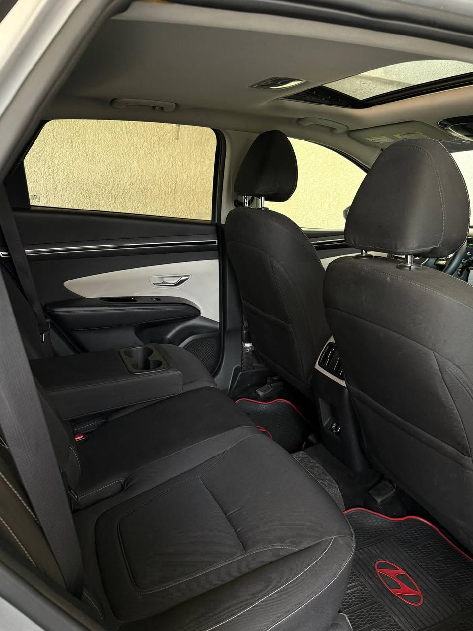 توكسان 2022 امريكي
ماشية 52 الف كيلو متر مو ميل
فول مواصفات 
فتحة
تشغيل عن بعد
صندوق كهرباء
كرسي كهرباء
كراسي تدفئة
شاحن واير ليس
تبريد قطعتين
هاند بريك بصمة
انظمة قيادة 
بصمتين
محرك 2.500 … 4 سلندر 
وغيرها من المواصفات المعروفة

حادثها كلش حلو الباب خلف الصدر مبدل 
وهنا بالعراق صار بيها اقل الشبر بخشم
الجاملغ الامامي بارد ومكحل على كده
هزة و سنوية ورقم كلهن جدد 
وبإسمي تحويل او وكالة

العنوان : بغداد - الدورة
السعر 200 وبيها مجال اتصل وتدلل
***********
