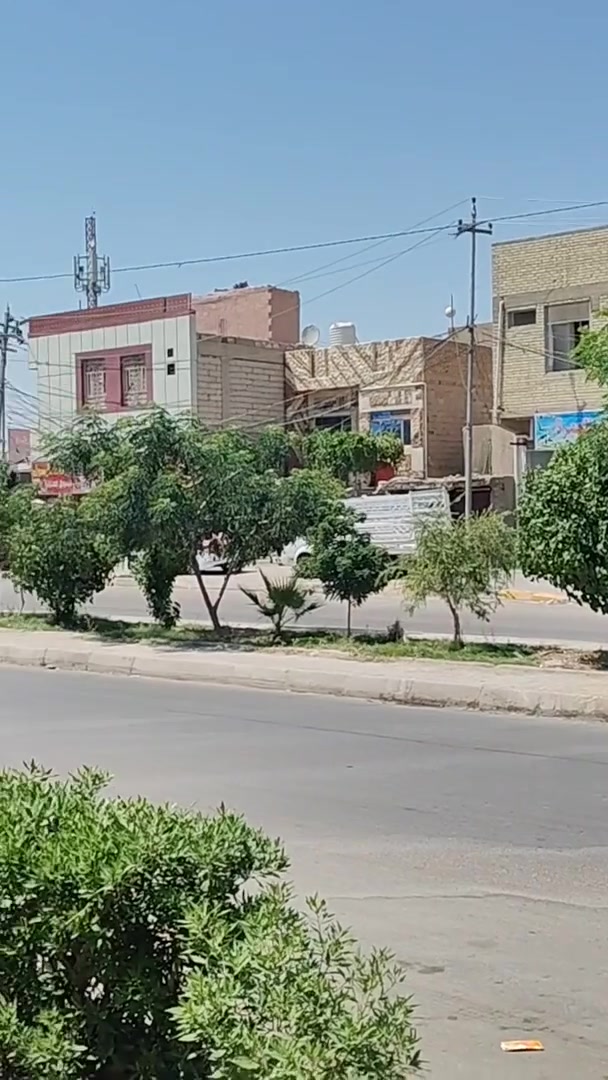 السلام عليكم

متوفر بيت للايجار في كربلاء المقدسة الشارع العام للامن الداخلي (شارع سيد محمد) قرب شارع طارق الخيكاني وشارع سوق الحي العسكري ورابع بيت بالفرع المقابل لمخبز التراث الكربلائي.

البيت 100 متر طابقين الجدران سيراميك والارضية كاشي

استقبال+صالة عدد 3+مطبخ+صحيات خارجية وداخلية+غرفتين نوم, غرفة فوق وغرفة تحت.

متوفر فيه خط مولدة وتانكي ماء 1000لتر.

وجميع الخدمات متوفرة بقربه مدارس وسوق ومركز صحي وخط سيارات للولاية وغيرها من الخدمات.

الايجار قفل (350) الف دينار شهريا .

اريد عائلة صغيرة وتحافظ على البيت.

 

#ملاحظة : اني مكلف بالنشر عدم الاتصال على الماسنجر

للاستفسار الاتصال على هذا الرقم / ***********
