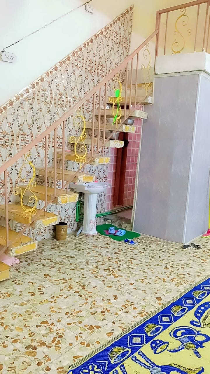 بيت للبيع مساحه ١٤٠ متر بناء جديد طابقين الطابق الأول غرفه نوم وصاله واستقبال ومطبخ وصحيات داخليه وخارجية الطابق الثاني يحتوي على غرفتين نوم وصحيات الموقع طوريج شارع الهنداوي قرب أسواق بسم الله قريب من الشارع العام لأستفسار الاتصال على الرقم ***********
