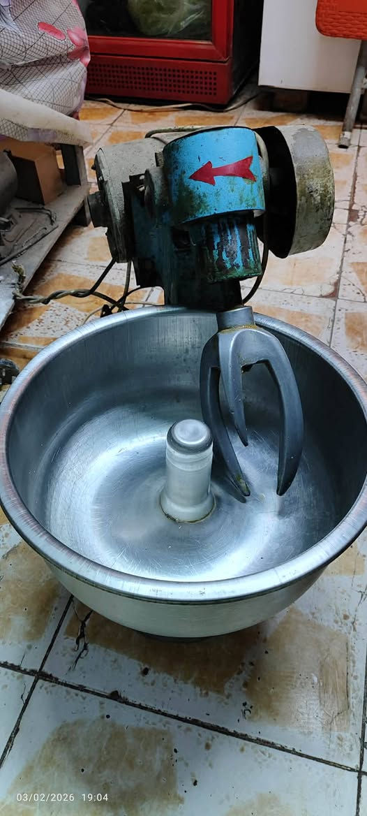 عاجانه للبيع مابيها أي نقص مع صواني بيتزا عدد  14 اصلي 
***********
