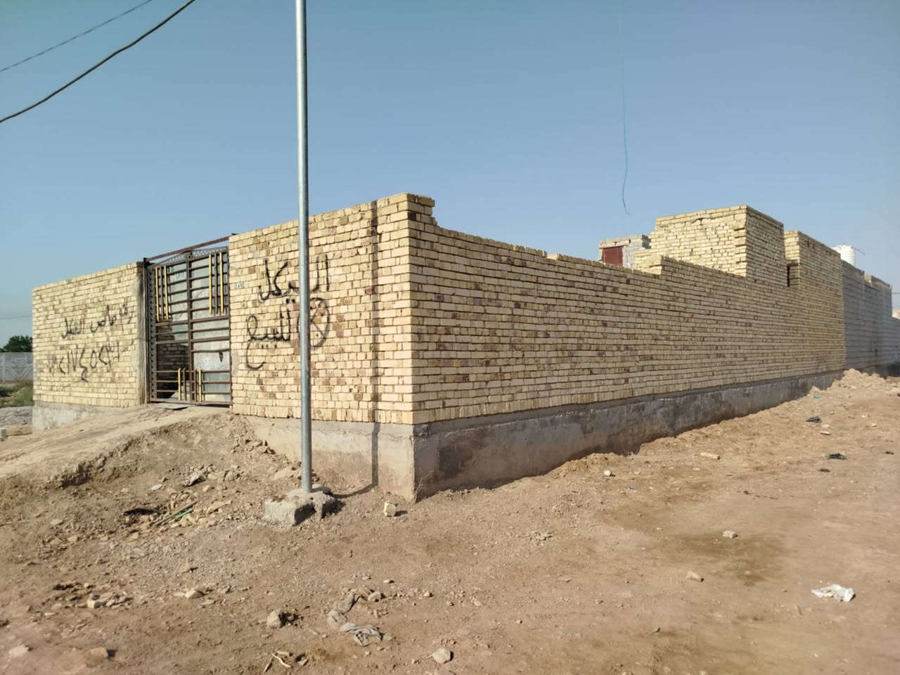 هيكل المساحه ٢٠٠ بيه غرفه وحمام كله طابوك السعر ٢٣ وبيه مجال العنوان حي فدك السعداويه طريق ال عواد ***********
