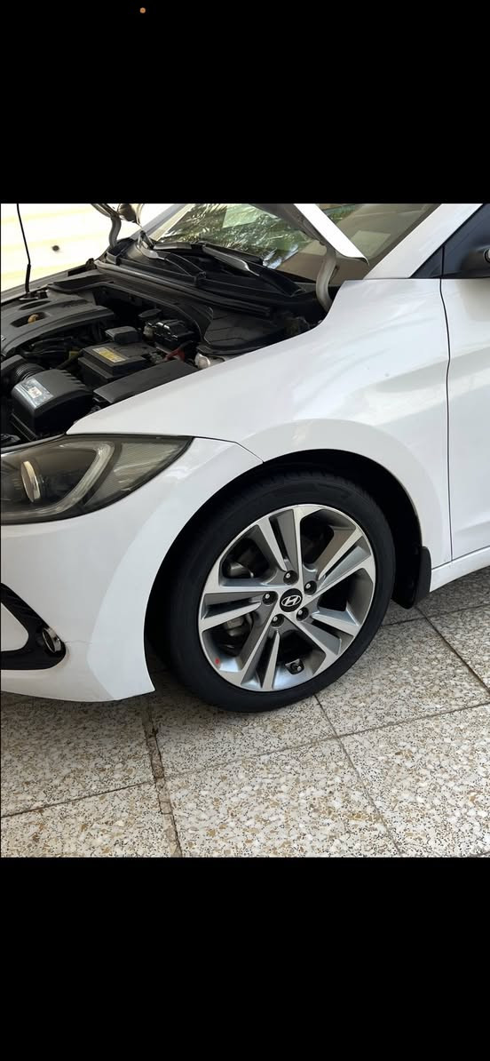 النترا 2017 خليجي.  وارد ايراني. Gls   فول مواصفات. ماشيه 92.    مكاني بغداد   . قطعتين. صبغ اثر ضربه سطحيه جاملغ خلفي وباب. بدون داخل.   ***********
