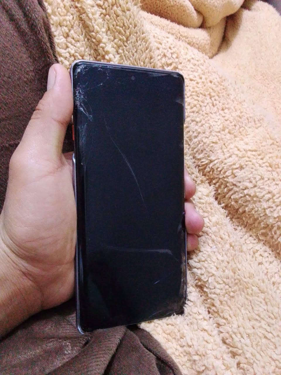 السلام عليكم 
تكنو كمون 40 برو 5g (رايد مراوس بأيفون فقط راس براس)
السعر 250 قفل مراوس فقط 
الذاكرة 256
الرام 8+8
120 فريم 
شاشه أمولد 144HZ 
شاحنه 45w
وضعيات الشحن تلاثه من 0 الى 100 خلال 37 دقيقه
مقاومة ماء IP66 (يعني واتر بروف) 
الجهاز نضيف كلش بس الشاشه مفطره وحاطلها لاصق حراري


**إذا كنت صاحب هذا الإعلان وتريد حذفه لأي سبب، رجاءا أرسل رسالة إلى الدعم الفني**