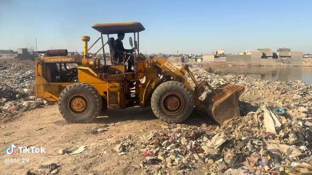 سلام عليكم للبيع شفل كاوسكي 70 موديل 82 ام الكحله رقم بصره انكليزي محرك بي تخم تاير  سعر 140  عنوان بغداد ***********. ***********
