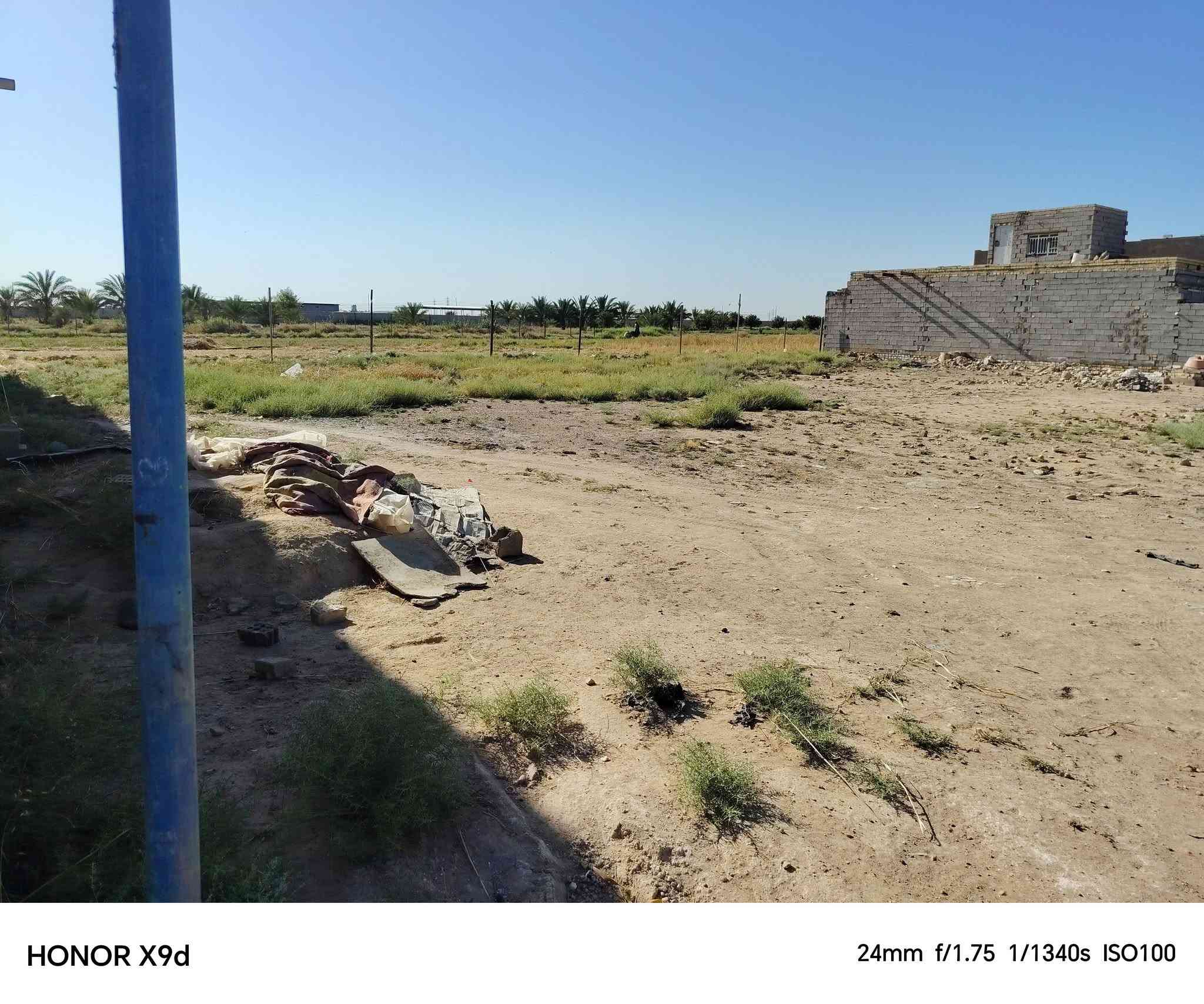سلام عليكم بيت يحتوي على غرفتين 6×4 مع صاله 12×4 مع مطبخ4×5 مع حمام داخلي مع استقبال 7×4 مع قطعه ارض المساحه الكليه 1000متر البيت مساحه 375 ولارض625متر للاستفسار العنوان بغداد الباويه قريه عبد العوده قرب محطه الامل 
***********
***********
