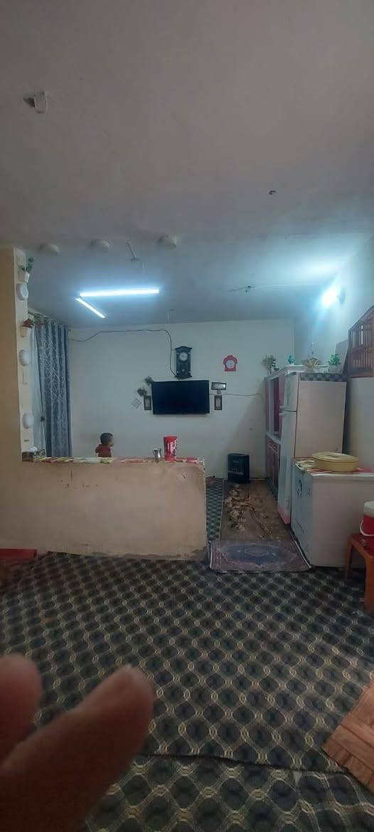 السلام عليكم
دار لبيع في حي اليرموك خلف مصور غزوان مساحه ١٢٠ 
مكون من طابقين ٣ غرف نوم وصاله واستقبال 
السعر ٣٢ وبي مجال 
اتصال ***********
